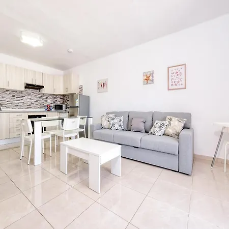 Happy - Shared Pool And Near The By Lanzarote Feriehus *
