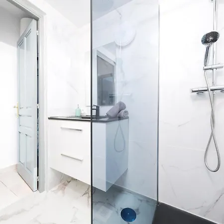 Happy - Shared Pool And Near The By Lanzarote * Puerto del Carmen (Lanzarote)