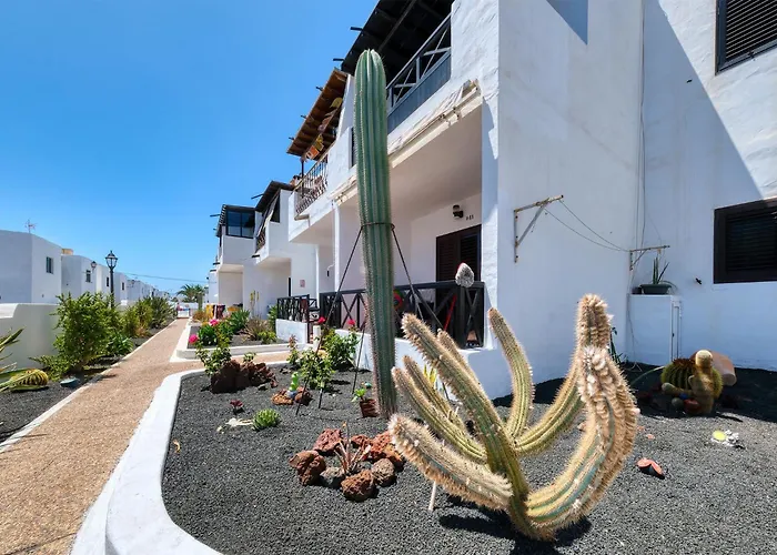 Happy - Shared Pool And Near The By Lanzarote Puerto del Carmen (Lanzarote)